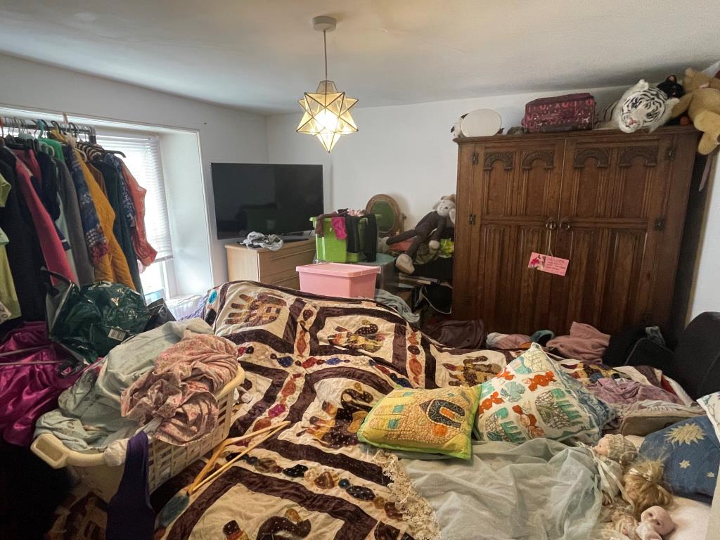 Lot: 66 - COTTAGE FOR IMPROVEMENT - Principle bedroom